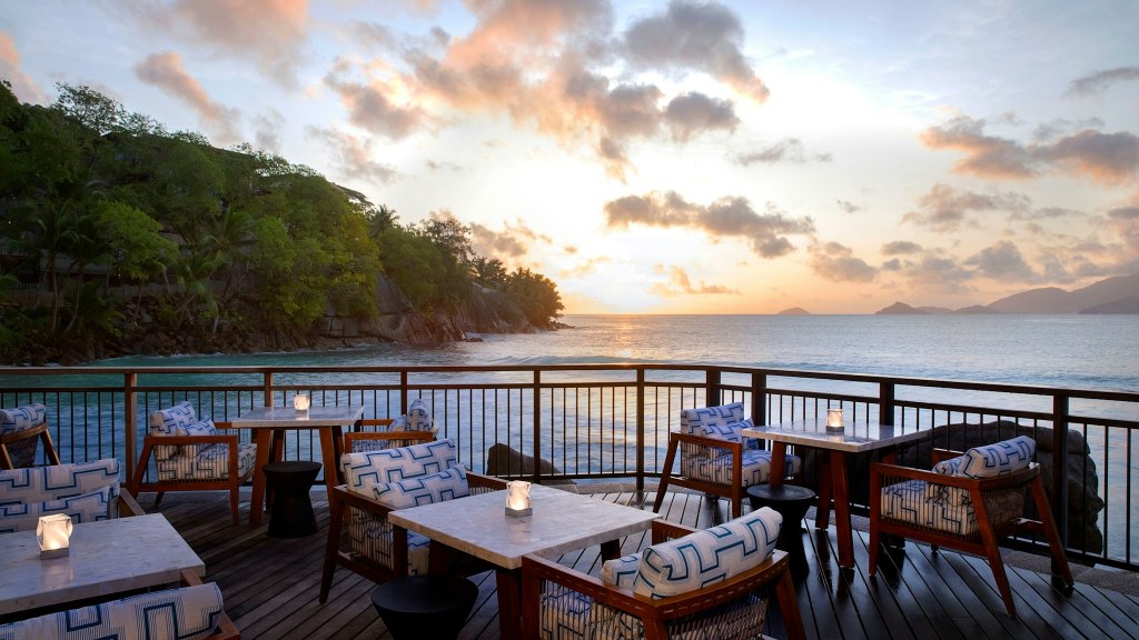 waves-of-luxury-discovering-the-decor-of-beachfront-dining
